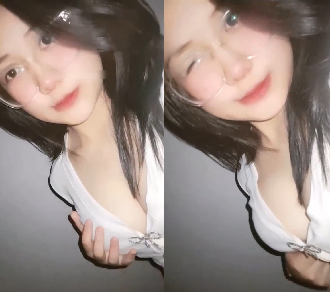 Hotgirl xinh vạch vếu cho bạn ngắm